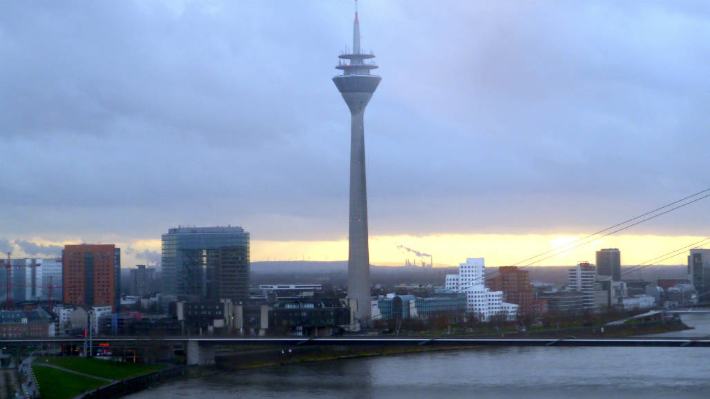 Rheinturm rijntoren Dusseldorf