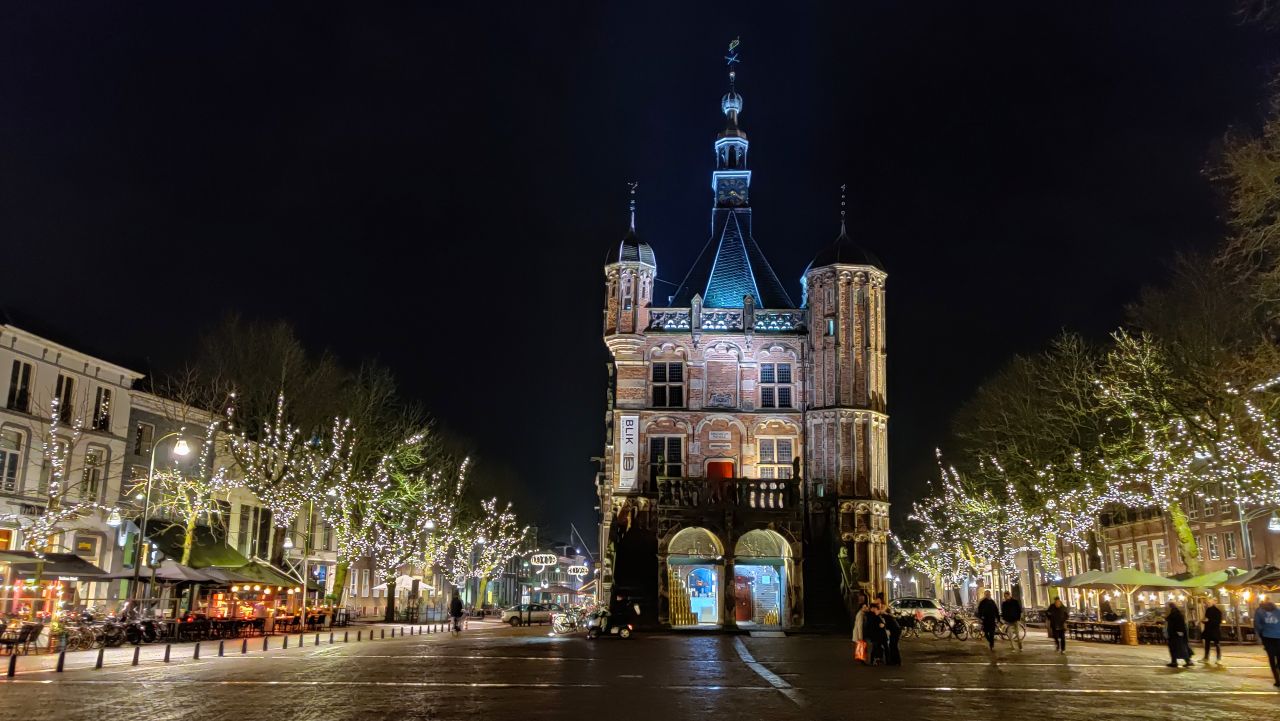 Deventer hanzestad stedentrip De Waag by night