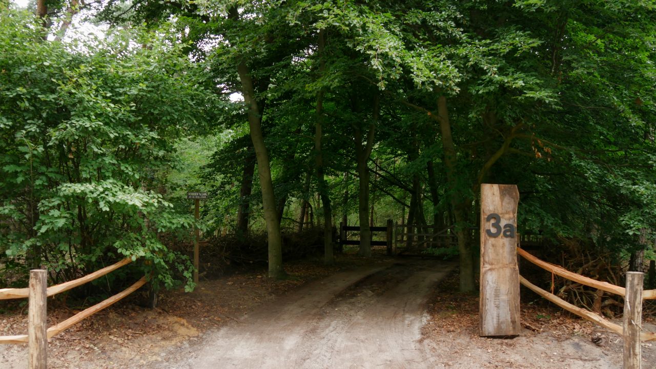 De Bottelroos privé wellness in het bos ingang