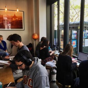 Parijs FOTO 6 BINNENKANT KB COFFEE ROASTERS WERKENDE MENSEN