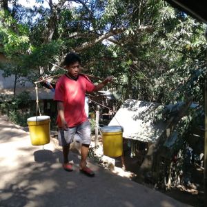 Foto man water halen